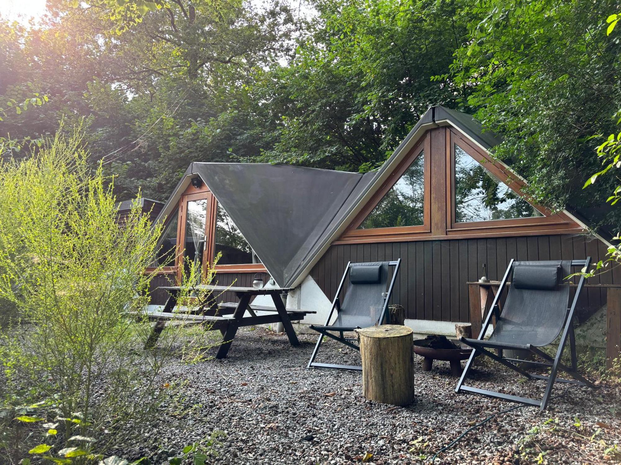 Chalet Tropical Avec Bain A Bulles - In The Woods Gesves Exterior photo